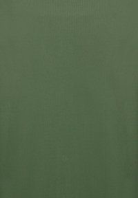 Groene geribde stof met een gladde textuur. Het ontwerp bevat verticale lijnen, wat een consistent patroon op het oppervlak creëert.