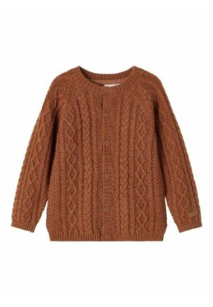 Brun kabelstrikket cardigan med knapper foran, lange ærmer samt ribkanter ved ærmer og forneden, vist på en hvid baggrund.