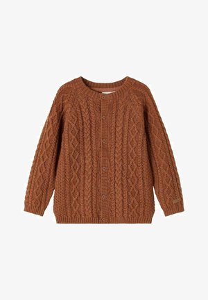 Brun kabelstrikket cardigan med knapper foran, lange ærmer samt ribkanter ved ærmer og forneden, vist på en hvid baggrund.