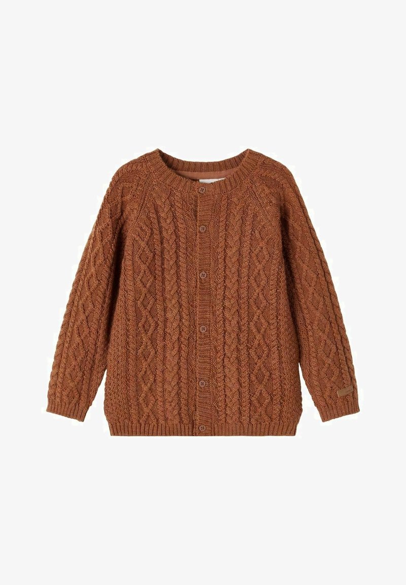 Cardigan marron en maille torsadée avec boutons sur le devant, manches longues et poignets et ourlet côtelés, présenté sur fond blanc.