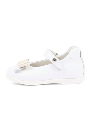 Scarpa Mary Jane bianca con cinturino in velcro, piccolo dettaglio a forma di cuore metallico e fiocco decorativo sulla punta, progettata per bambini.