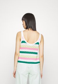Top de crochet com alças em formato de concha, apresentando riscas horizontais em rosa, verde, branco e azul-turquesa. Padrão de malha aberta e texturizada.