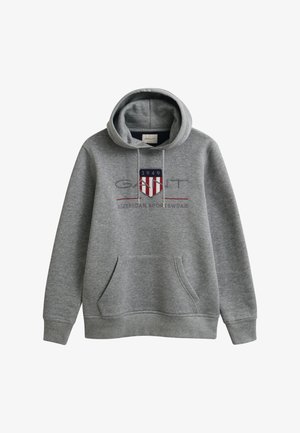 Siva majica s kapuljačom s prednjim džepom, vezicama i logotipom "GANT 1949 American Sportswear" s grbom u obliku štita na prsima.