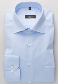 Camicia azzurra, con bottoni, realizzata in tessuto morbido. Presenta un colletto classico, una tasca sul petto e polsini arrotondati. L'etichetta riporta "ETERNA Comfort Fit."