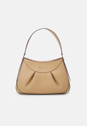 Sac à épaule en cuir beige avec rabat supérieur incurvé, devant plissé et une seule bandoulière, avec de petits détails métalliques dorés.
