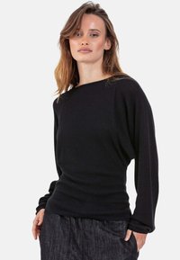 Schwarzer Langarm-Pullover mit weitem Ausschnitt und lockerer Passform. Gefertigt aus weichem Strickmaterial, mit gerippten Bündchen und glatter Textur.