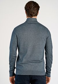 Dunkelgrauer Pullover mit hohem Kragen, strukturiertem Strickstoff, langen Ärmeln und gerippten Bündchen und Saum. Einfaches Design, keine sichtbaren Muster.