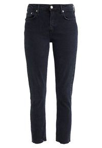 Jeans de tiro alto en azul oscuro, con una textura ligeramente desgastada, que presentan cinco bolsillos, cierre de botón y detalles de dobladillo deshilachado.