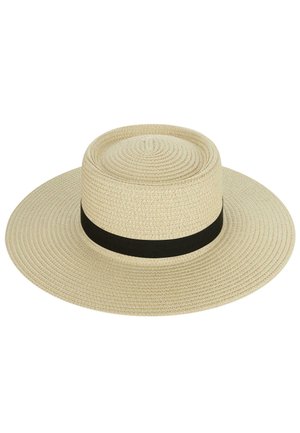Beiger Strohhut mit breiter Krempe und flachem Oberteil, versehen mit einem schwarzen Band am Rand und strukturiertem Gewebe.