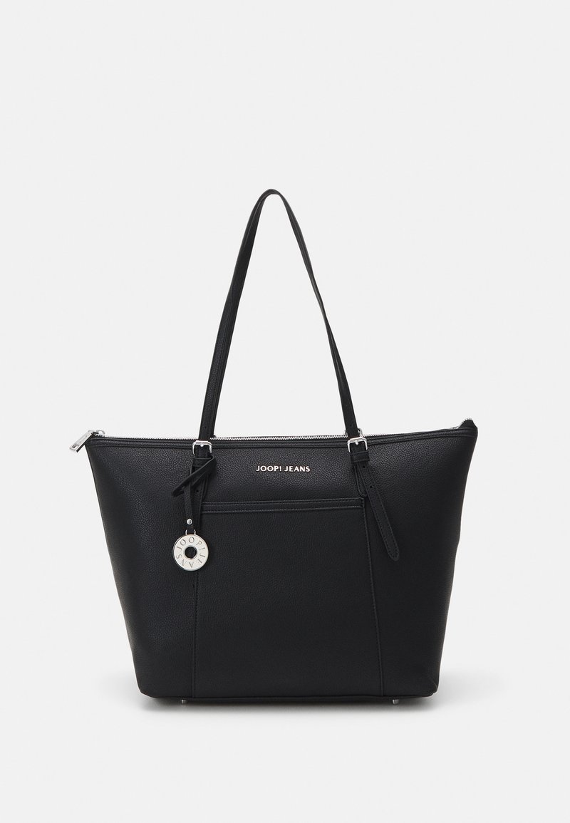 Saco tote preto feito de couro texturizado, com duas alças de ombro, fecho com zipper, bolso frontal e um detalhe decorativo em pendente.