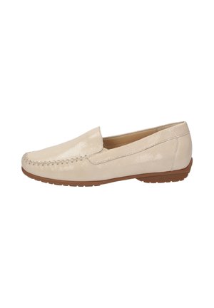 Beige leren instaploafer met mocassinsteek en bruine rubberen zool, zijaanzicht op witte achtergrond.