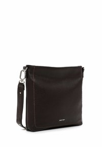 Mørkebrun læder skuldertaske med tekstureret overflade, kontrastsyning og sølvfarvede detaljer. Har justerbar rem og lynlåslukning.