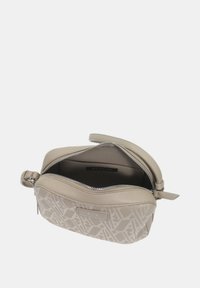 Borsa in pelle beige con motivo geometrico, chiusura con zip e manico piccolo. L'interno presenta un unico scomparto con rivestimento in tessuto.