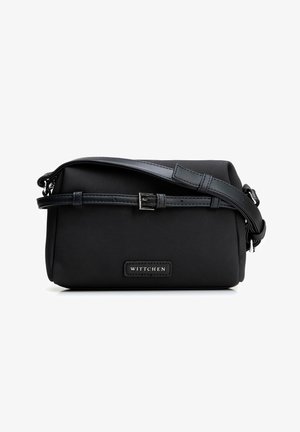 Zwarte rechthoekige crossbodytas met verstelbare leren riem en zilveren gesp, voorzien van een klein Wittchen merklabel aan de voorkant.