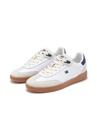 Zapatillas blancas de cuero con acentos de ante, que cuentan con una suela de goma, punta redonda y cordones en tono. Detalle de tab en el talón en color marino.