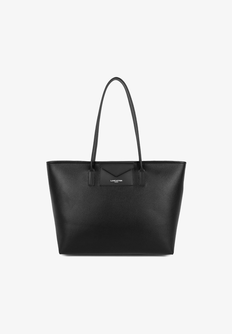 Borsa a tracolla nera in pelle con una texture a granulato, dotata di due manici lunghi e una tasca anteriore con il logo del marchio. Design semplice e rettangolare.