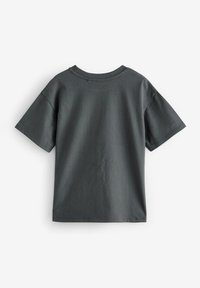 Graues Baumwoll-T-Shirt mit kurzen Ärmeln und Rundhalsausschnitt. Verfügt über eine glatte Textur und ein einfaches, klassisches Design.