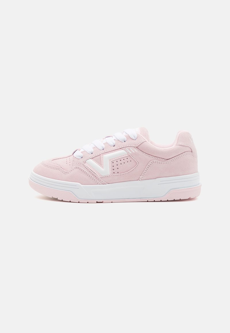 Rosa Wildledersneaker mit einer weißen Gummisohle, ausgestattet mit weißen Schnürsenkeln und einem seitlichen Logo. Abgerundete Zehenpartie und perforierte Details an den Seiten.