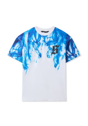 T-shirt bianca in cotone con design astratto blu a spirale sulle spalle, con un piccolo logo nero sul petto sinistro. Maniche corte, collo tondo.