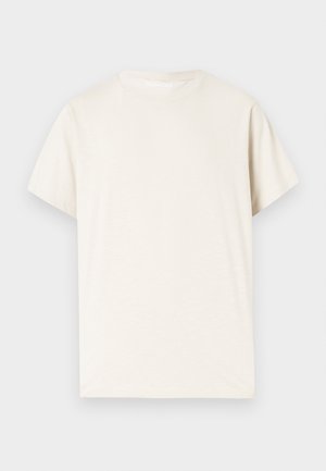 Svetlo bež kratka majica s kratkimi rokavi. Izdelana iz mehke tkanine, ima okroglo vratno linijo in sproščen kroj. Gladek tekstura, brez vzorcev ali poudarkov.