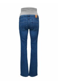 Blugi evazați din denim albastru cu o talie elastică gri. Prezintă două buzunare în spate și o etichetă din piele maro la talie.