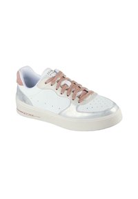 Zapatilla baja blanca y plateada con perforaciones, cordones rosas y logo de la marca en el lateral de la suela, aislada sobre un fondo blanco.