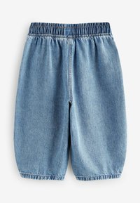 Shorts en denim bleu clair avec une taille élastique, coupe ample et ourlets cousus. Fabriqués en tissu denim doux avec une texture uniforme.