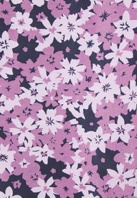 Patrón floral en morado, rosa claro y negro con flores densas y superpuestas sobre un fondo de tela.