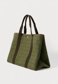 Πράσινη καρό τσάντα ώμου με σκούρους καφέ ιμάντες και περιθώρια, όρθια πάνω σε λευκό φόντο.