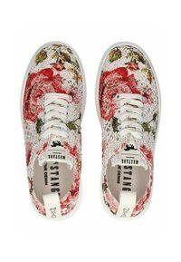 Sneaker multicolore con motivo floreale, con tomaia in tessuto texturizzato, suola in gomma bianca e lacci bianchi. Etichetta del marchio visibile all'interno.
