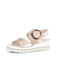 Metalické růžové a zlaté klínové sandály se dvěma popruhy, z nichž jeden má velký kulatý akcent a texturovanou bílou podešev.