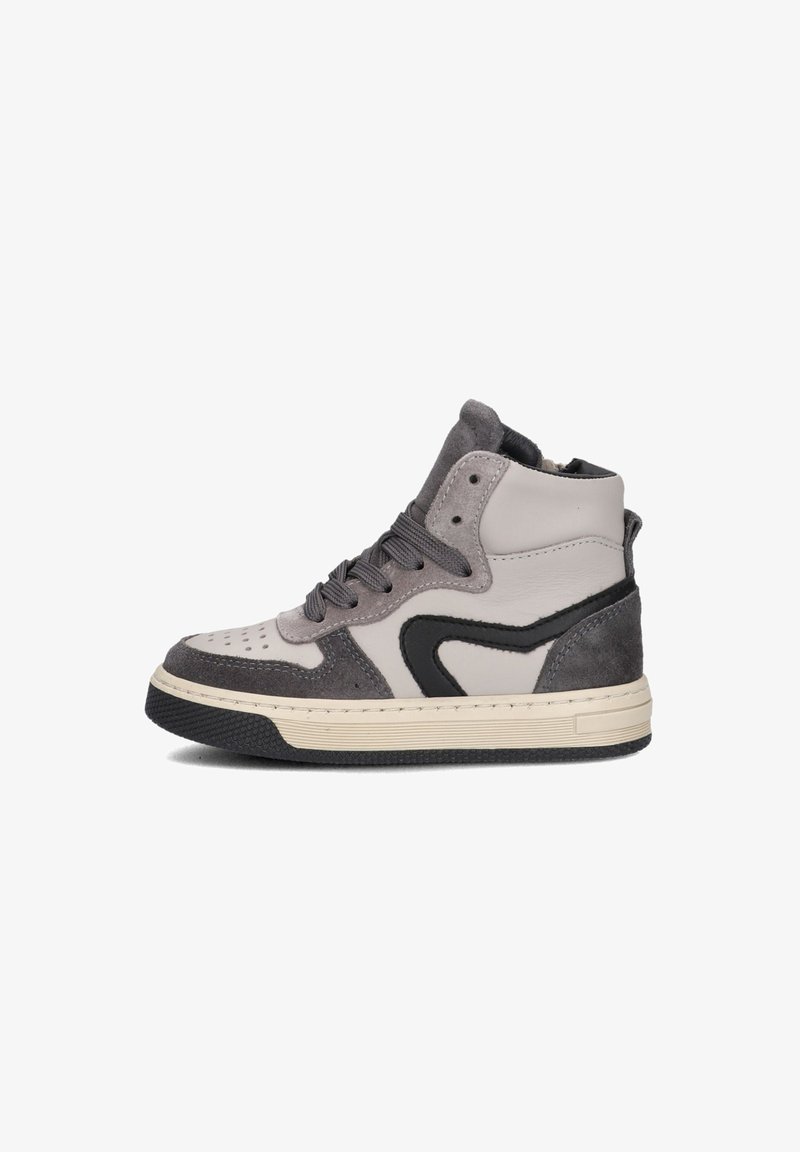 Hoge sneakers van grijs leer en suede, met geperforeerde neus, dikke zwarte rubberen zool en contrasterende zwarte accenten aan de zijkanten.
