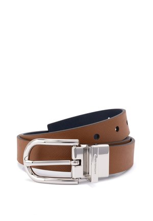 Ceinture en cuir marron avec boucle double ardillon argentée, surface texturée et plusieurs trous de réglage, enroulée sur fond blanc.