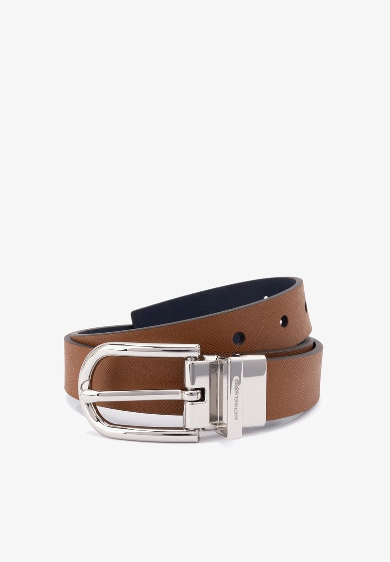 Ceinture en cuir marron avec boucle double ardillon argentée, surface texturée et plusieurs trous de réglage, enroulée sur fond blanc.
