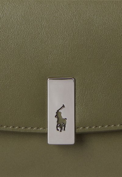 Bolso de cuero verde con un broche rectangular plateado adornado con un logo en relieve de un jugador de polo. Textura suave con detalles sutiles de costura.