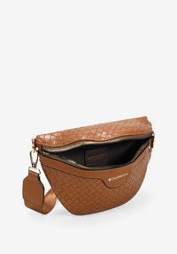 Riñonera de imitación de piel marrón con textura trenzada, cremallera dorada, correa desmontable y un interior negro con una etiqueta de marca.