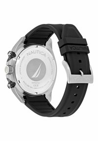 Orologio Nautica con cassa in acciaio inossidabile, cinturino in gomma nera e quadrante rotondo. Caratterizzato da un retro argentato con logo inciso e resistenza all'acqua.