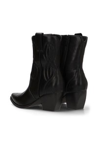 Botas de vaquero de cuero negro con costuras decorativas y un tacón curvado. Cierre con cremallera en la parte posterior, con un acabado suave y suela resistente.