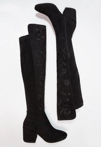 Botas negras hasta la rodilla de ante, con bordado floral en el lateral exterior, tacón de bloque y cremallera lateral para cierre.