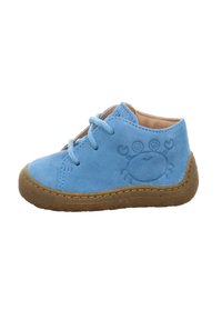 Blaue Wildlederschuhe für Kinder mit einem strukturierten Krabbenmotiv, runder Schuhspitze, Schnürung vorne und einer braunen Gummisohle.