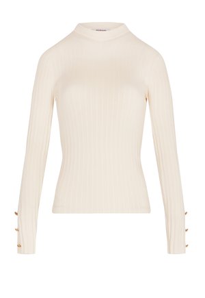 Maglione a coste crema a maniche lunghe con collo alto e tre piccoli bottoni dorati su ciascun polsino.
