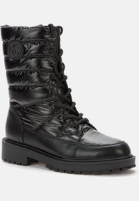 Svart snörning ankelstövel med en puffig, quiltad nylonöverdel, släta läderdetaljer, rund tå och strukturerad gummisula.