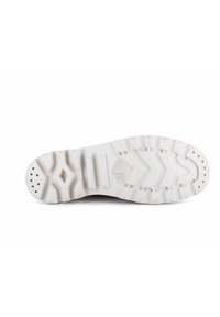 Suela de zapato con un diseño de goma blanca texturizada, con patrones y surcos elevados para mayor agarre, incluidos perforaciones circulares para drenaje.