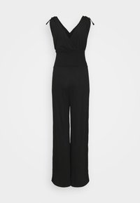 Zwarte jumpsuit met een V-halslijn, verstelbare schouderbanden en een nauwsluitende taille. Brede, vloeiende pijpen die tot de vloer reiken. Glad textuur van de stof.