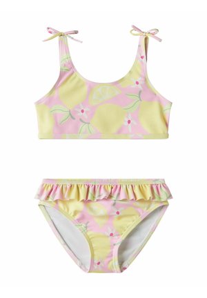 Maillot de bain deux pièces pour filles avec imprimé citrons roses et jaunes, comprenant des bretelles nouées sur les épaules du haut et une ceinture à volants sur le bas.
