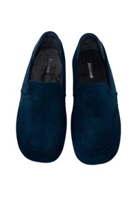 Par de mocasines de ante azul oscuro sin cordones, con puntas redondeadas y interiores acolchados, vistos desde arriba.
