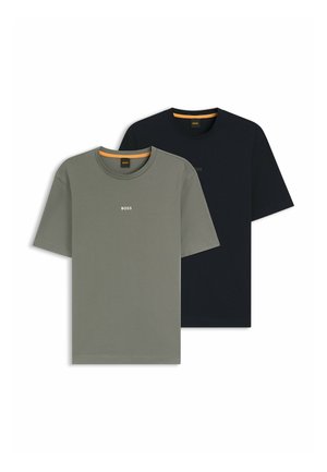 Zwei kurzärmelige T-Shirts: eines in Olivgrün und eines in Marineblau, beide mit Rundhalsausschnitt und einem weißen "BOSS"-Logo auf der Vorderseite.