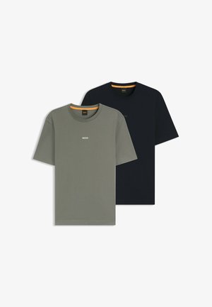 Deux t-shirts à manches courtes : un vert olive et un bleu marine, tous deux à col rond avec un logo "BOSS" blanc sur le devant.