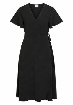 Crna haljina s kratkim lepršavim rukavima, V-izrezom, vezicom u struku i lepršavom suknjom s asimetričnim rubom. Tkanina s teksturom.