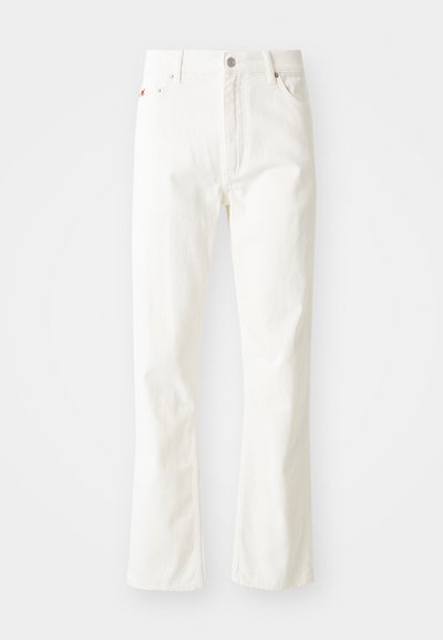 Valged denimist laiad püksid kõrge vöökohaga, ees taskud ning hõbedane tarvikud. Kanga tekstuur on sile, koos peente õmblustega.